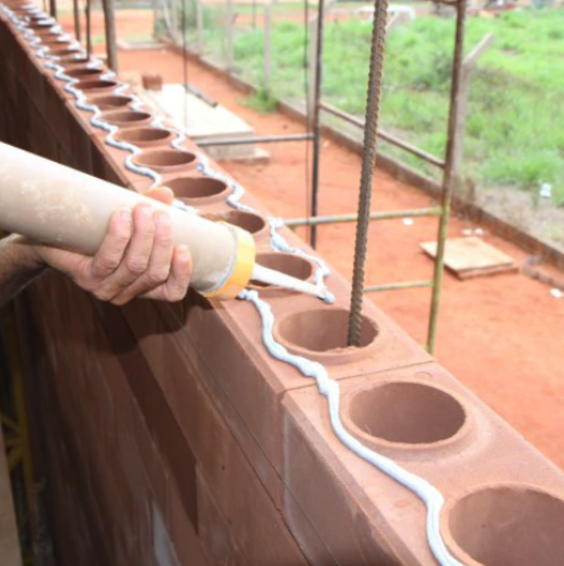 Assentamento de tijolo ecológico com cola estrutural
