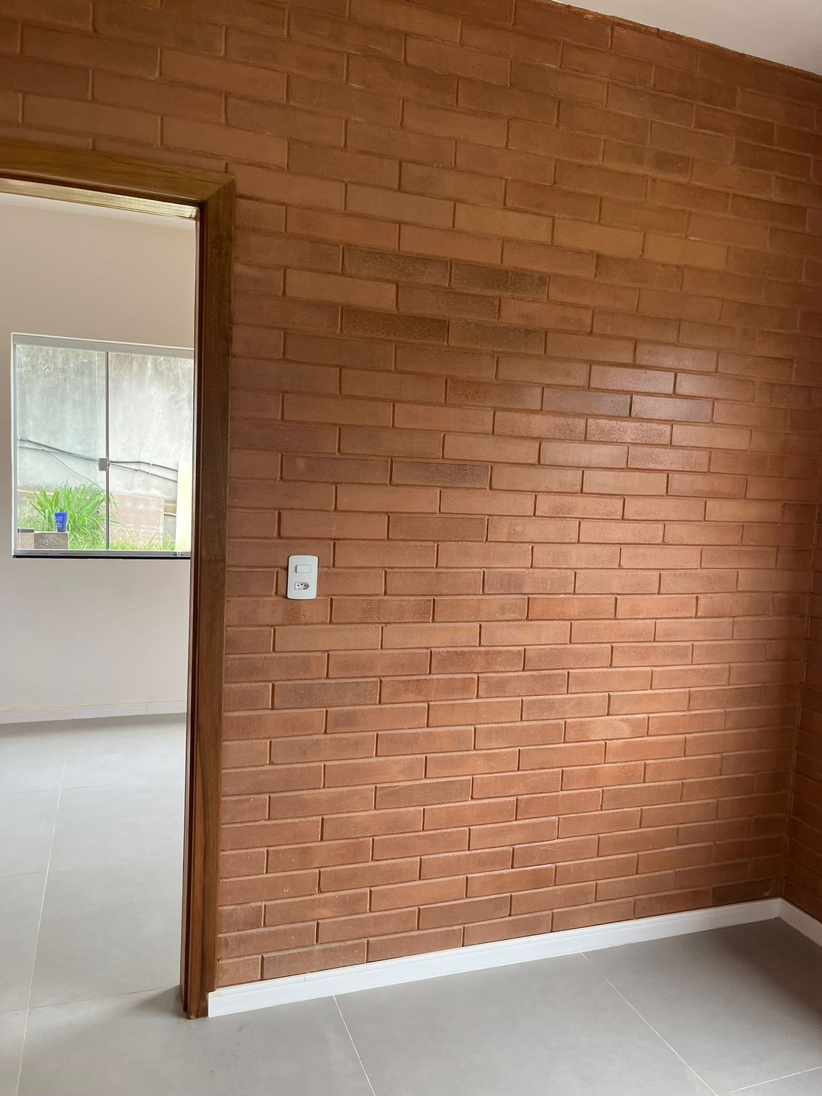 Parede de tijolo ecológico aparente acabada em obra da EcoMarca